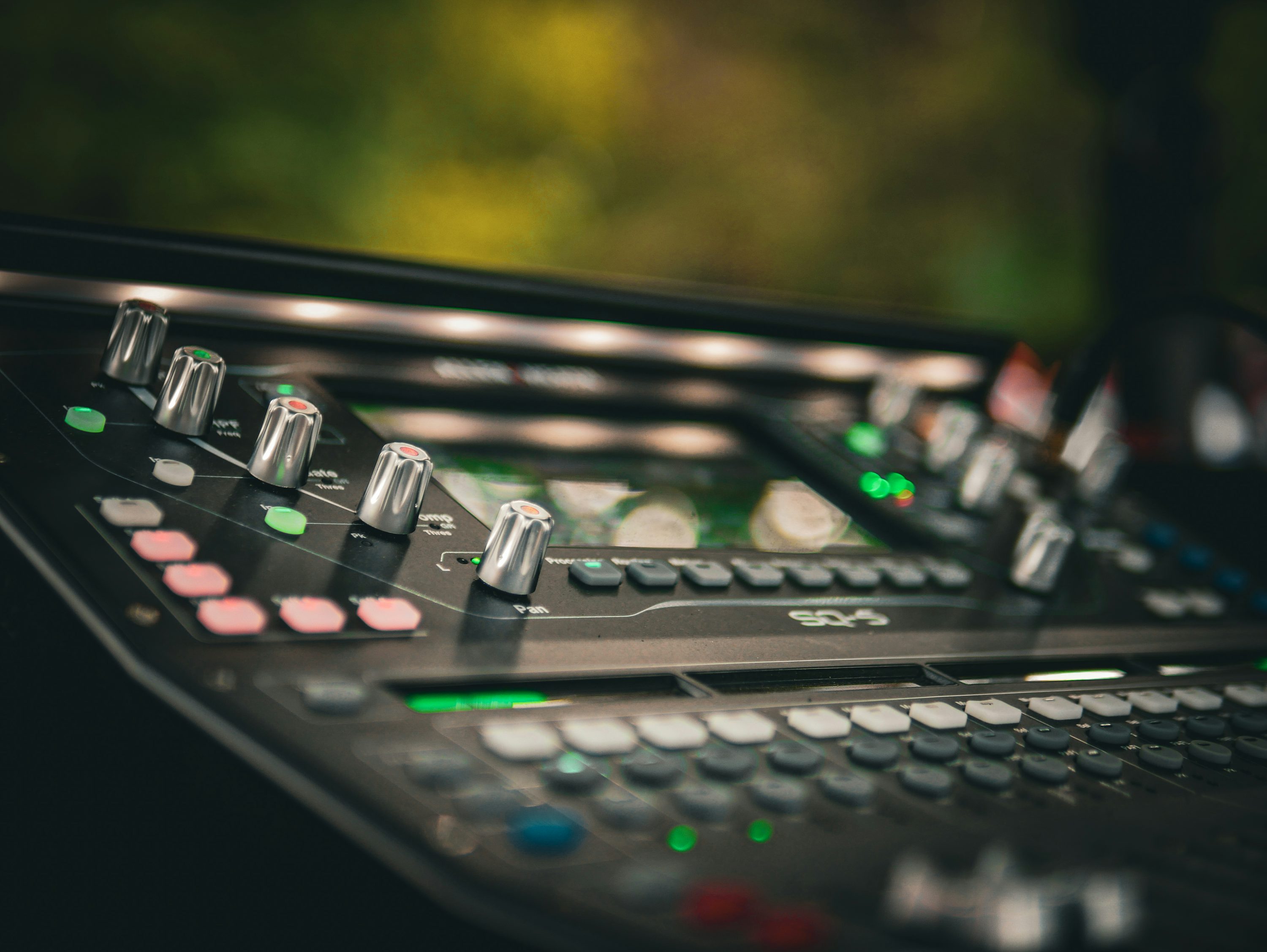 Audio mixing console